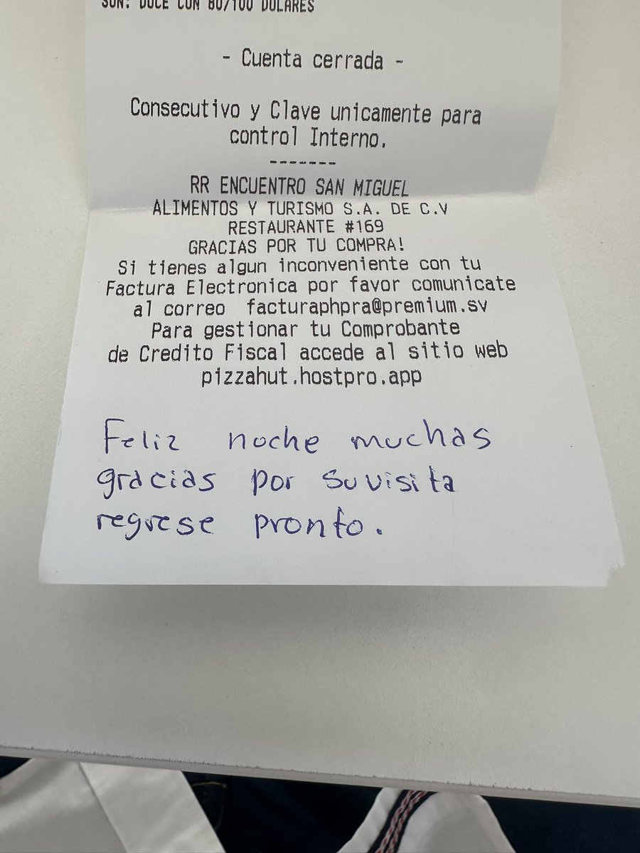 Jafethaj's tweet photo. La semana pasada fui a San Miguel y visité la @PizzaHutSV del centro comercial el encuentro para cenar… todo súper bien con el servicio y la comida, y hoy revisando mis facturas me encontré con un mensaje que me arrancó una sonrisa, gracias por el excelente servicio. https://t.co/4onIEmrEHn