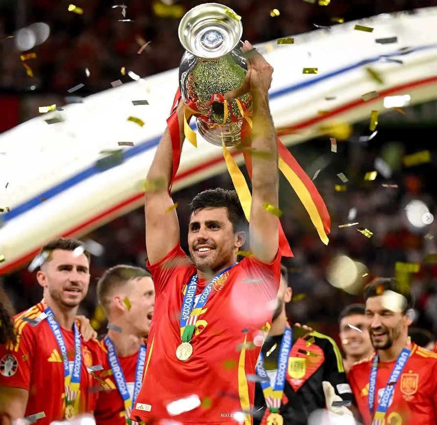 14eduSanina's tweet photo. Tenemos, en muchas ocasiones, lo que nos merecemos. Podría haber el SEGUNDO español con un BALÓN DE ORO y la noticia en los principales medios nacionales es el enfado del Madrid y el "robo" a Vinicius Jr. 

Un tío que hace 4 meses fue pieza CLAVE en la Euro. Increíble. https://t.co/CldYqfu5dP