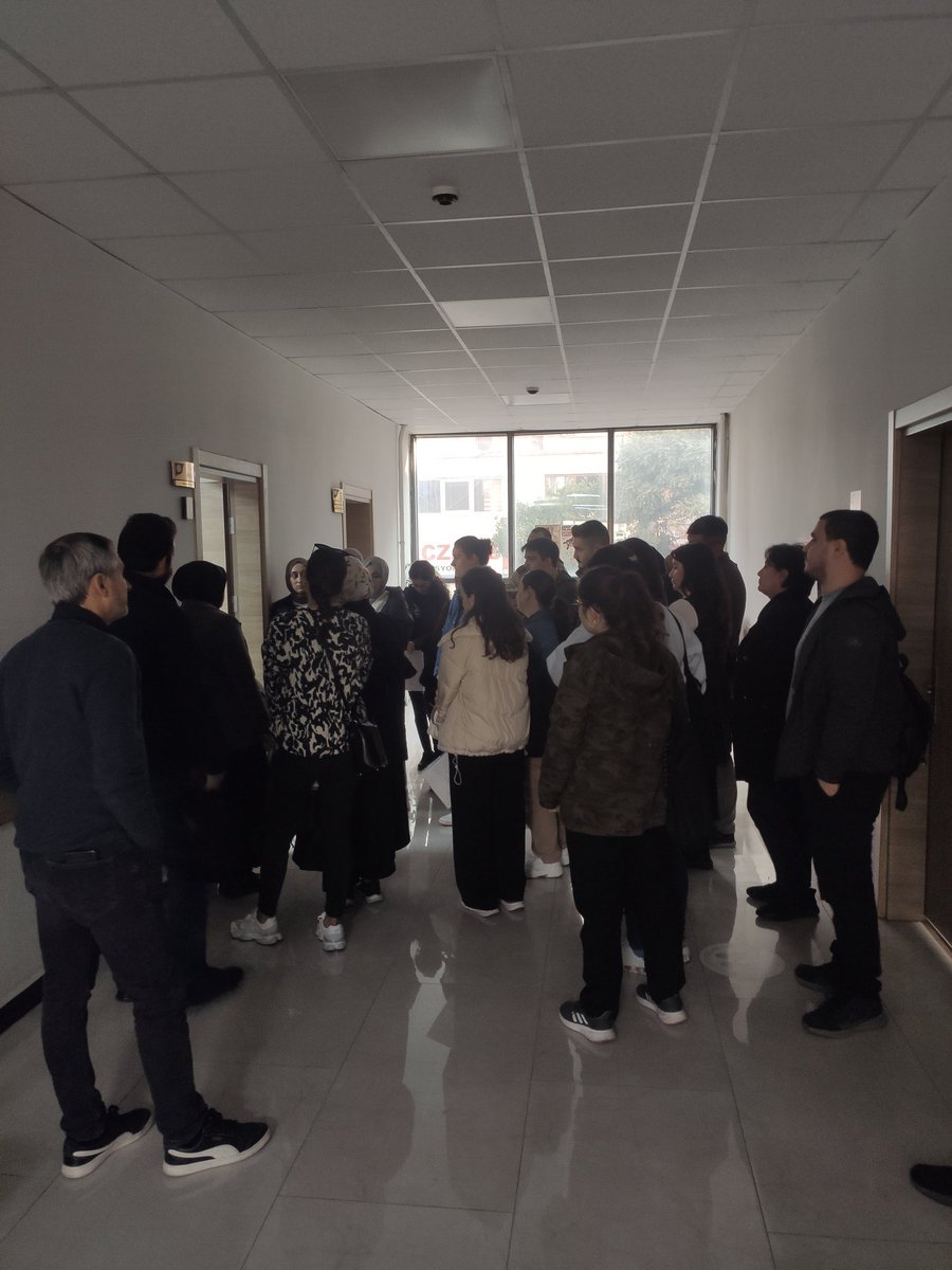 Hani kimse mağdur edilmeyecekti, hani kontenjanda olanlar endişe etmeyecekti, hani 2024 yılı KPSS sınavına gitmelerine bile gerek yoktu! Bu gencecik çocuklar gözleri yaşlı koridorlarda ne arıyorlar sizce ?
#MEBMülakatMagduriyeti