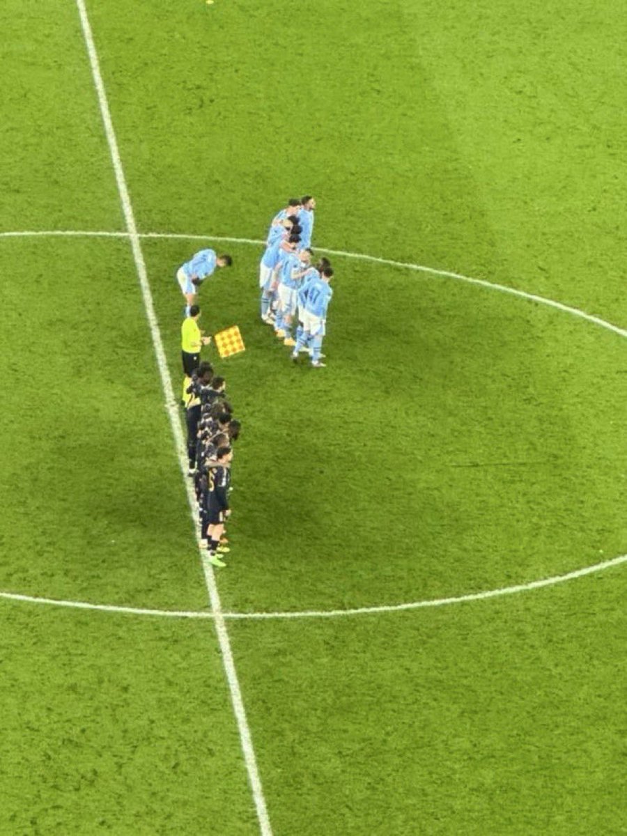 GoonzalezzRM's tweet photo. el balón de oro se cagó en el momento más importante de la temporada, no tuvo cojones

y tampoco jugó la final de la eurocopa https://t.co/fqIIM0ltb5