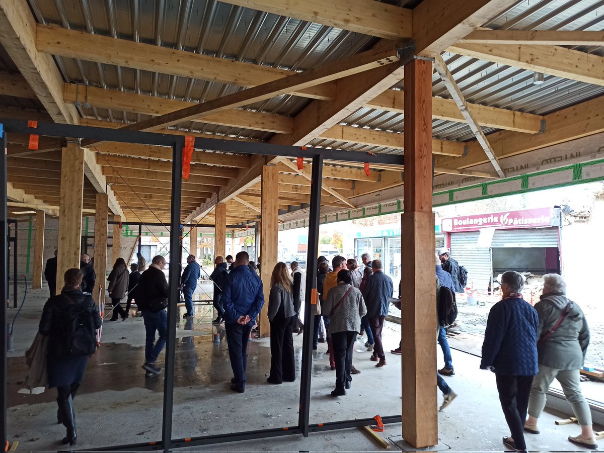 Eluscecplemans's tweet photo. #LeMans 🏗 Yves CALIPPE, conseiller départemental du canton des Sablons, visite les travaux de restructuration du centre commercial de l'Epau. 
Projet s'inscrivant dans une démarche de renouvellement urbain et d'amélioration de la qualité de vie des habitants. 👍 #ANCT #ANRU https://t.co/TezEPDFxOI