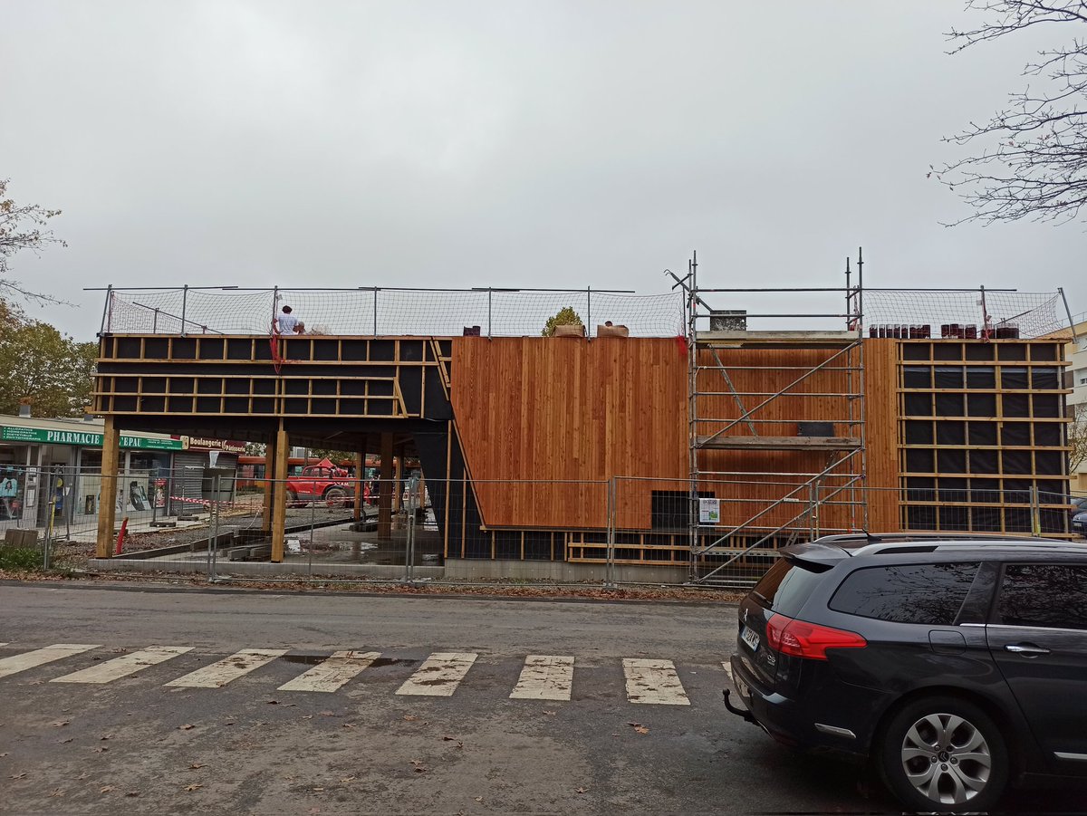 Eluscecplemans's tweet photo. #LeMans 🏗 Yves CALIPPE, conseiller départemental du canton des Sablons, visite les travaux de restructuration du centre commercial de l'Epau. 
Projet s'inscrivant dans une démarche de renouvellement urbain et d'amélioration de la qualité de vie des habitants. 👍 #ANCT #ANRU https://t.co/TezEPDFxOI