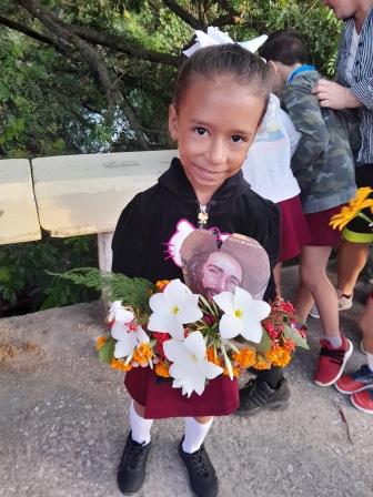 Una flor para su amigo entrañable, Camilo.#TenemosMemoria  #CubaMined #Cuba