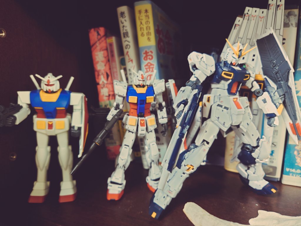 RGガンダムver2完成！
この間のプラモ会では作りきれず3日かけてようやく素組み終わった！
リバイバル版と並べるとお互い良さが引き立ちます。
#ガンプラ #ガンプラ好きな人たちと繋がりたい #ガンダム #RGガンダムver2