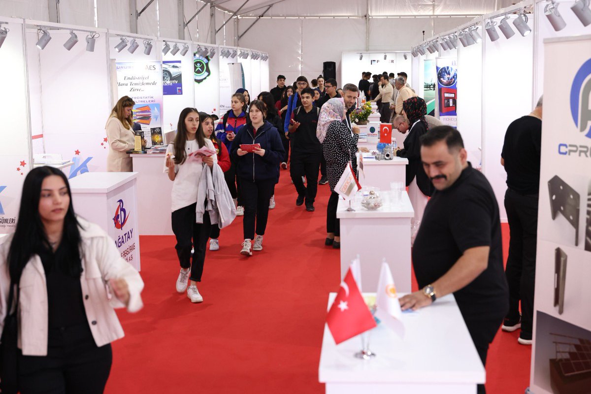 imeskariyer's tweet photo. Gençlerimiz, Türkiye'nin geleceği, yarınlarımızın teminatı!

Ülkemizin geleceği olan gençlerimizin yoğun ilgisiyle tamamlanan İmes Kariyer fuarımız, bizler için büyük bir gurur kaynağı oldu. Onların heyecanı ve öğrenme isteği, geleceğe dair umutlarımızı pekiştiriyor https://t.co/9V0Z4dLT0C
