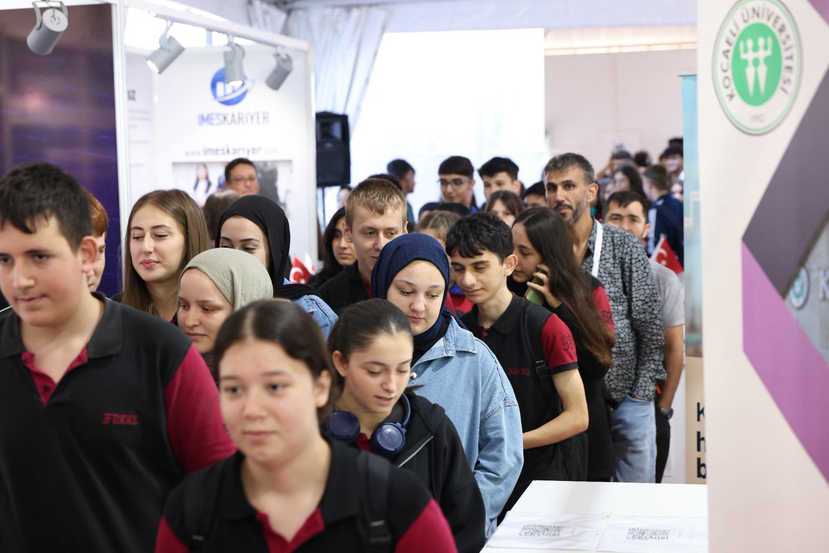 imeskariyer's tweet photo. Gençlerimiz, Türkiye'nin geleceği, yarınlarımızın teminatı!

Ülkemizin geleceği olan gençlerimizin yoğun ilgisiyle tamamlanan İmes Kariyer fuarımız, bizler için büyük bir gurur kaynağı oldu. Onların heyecanı ve öğrenme isteği, geleceğe dair umutlarımızı pekiştiriyor https://t.co/uIfmEOhbzL