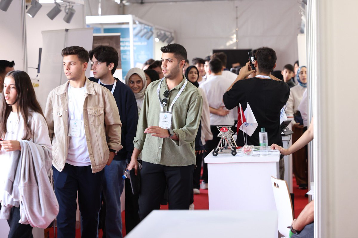 imeskariyer's tweet photo. Gençlerimiz, Türkiye'nin geleceği, yarınlarımızın teminatı!

Ülkemizin geleceği olan gençlerimizin yoğun ilgisiyle tamamlanan İmes Kariyer fuarımız, bizler için büyük bir gurur kaynağı oldu. Onların heyecanı ve öğrenme isteği, geleceğe dair umutlarımızı pekiştiriyor https://t.co/uIfmEOhbzL