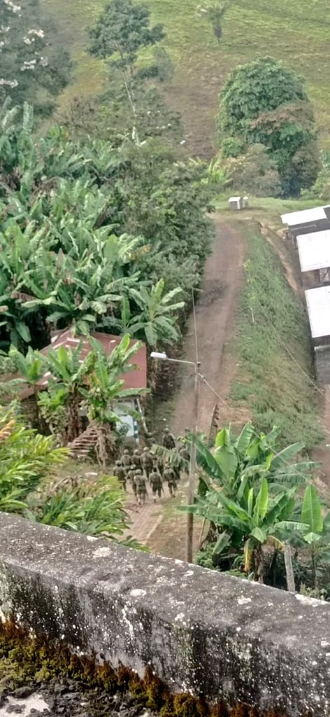 🔴El presidente <a href="/DanielNoboaOk/">Daniel Noboa Azin</a> ha ordenado militarizar la parroquia de #PaloQuemado para imponer el proyecto #LaPlata, de la minera canadiense <a href="/AticoAty/">Atico Mining Corp.(ATY)</a>. En total son 8 camiones que irrumpieron en el pueblo a media noche. Es la forma de operar de la #minería "legal" en #Ecuador.