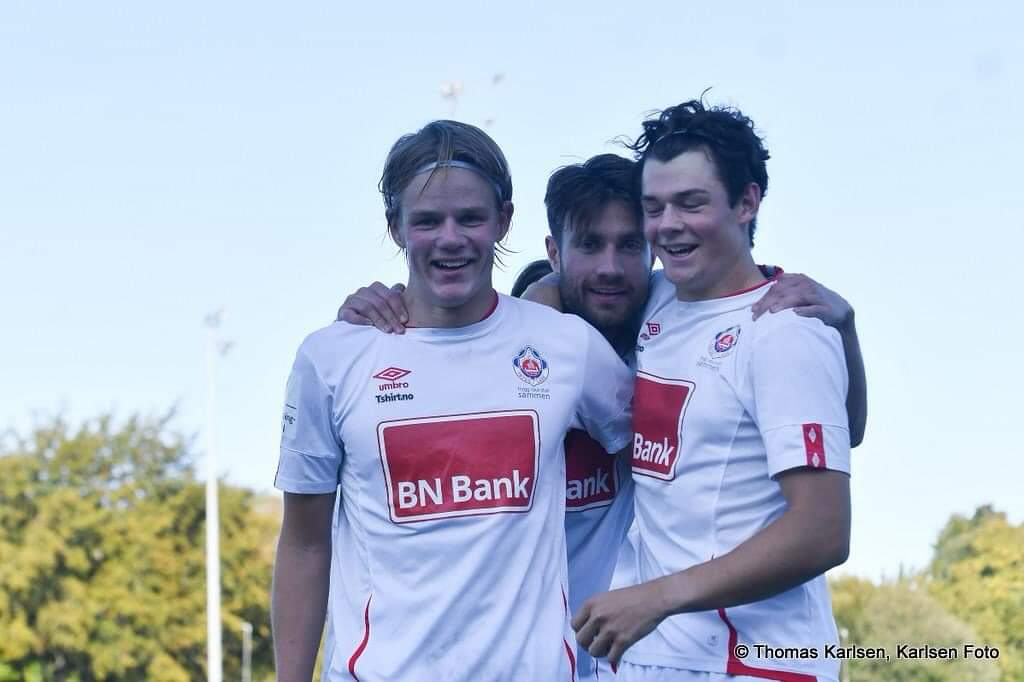 Gjennom hele sesongen har BN Bank prydet fronten på draktene til vårt A-lag i fotball! 

Vi ønsker å rette en stor takk til BN Bank, og gleder oss til videre samarbeid med dem! 

📸 @karlsenfoto