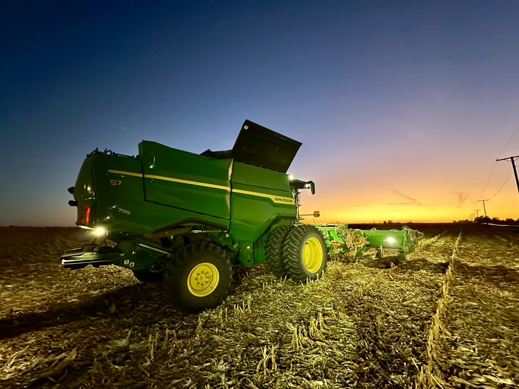 AHWLLC's tweet photo. Golden hour meets green power!
Demo of the new S7 700 near Seneca, IL!
#S7Combines #S7 #Johndeere https://t.co/DkteCw5bDM
