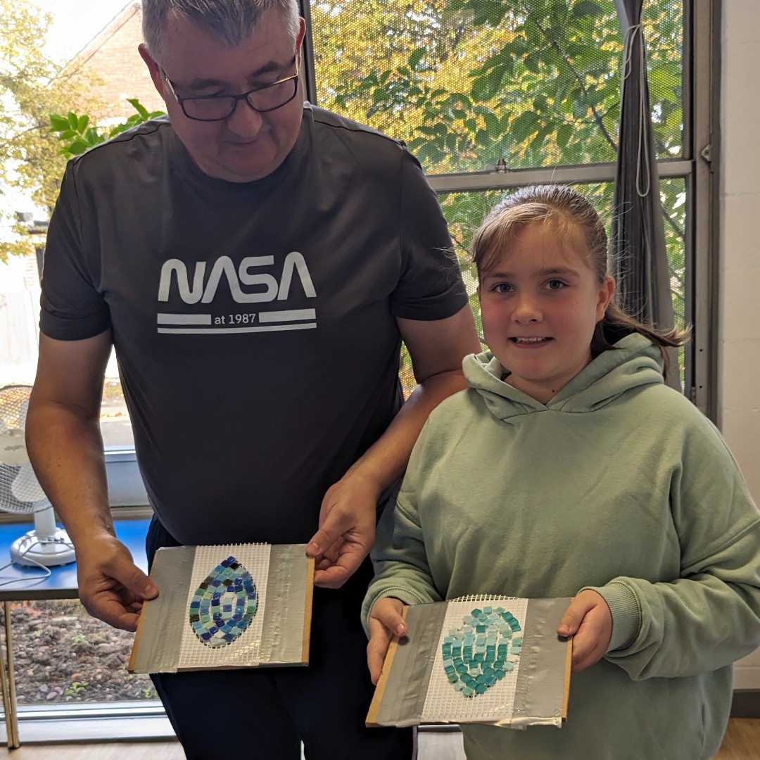 Halfway through our Coalville Library Community Outdoor Art workshops and what amazing mosaics we have created! 
Here are some fabulous leaves that will be added to our huge outdoor mosaic in the Spring 🤩 
More photos here: ow.ly/9Wwa50TUlca
#LetsCreate @LeicsLibraries