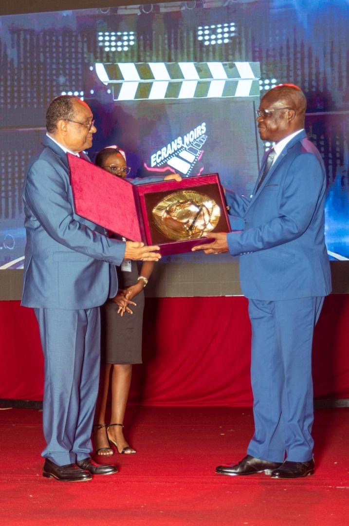 REPAC_OIF's tweet photo. [ 🌍 L’OIF REÇOIT UNE DISTINCTION AU FESTIVAL ÉCRANS NOIRS🎞️]

🎬Le #Festival_Écrans_Noirs a décerné, samedi soir à Yaoundé🇨🇲, un Prix Spécial🥇 destiné à la Secrétaire générale de l’Organisation internationale de la Francophonie(OIF), Son Excellence Madame Louise MUSHIKIWABO.

Le prix honorifique reçu par le Représentant pour l’Afrique centrale de l’Organisation internationale de la Francophonie, Son Excellence Monsieur Alphonse WAGUENA, est une distinction pour la contribution de l’OIF au 7ème art🎬, au Cameroun et en Afrique.

👏🏽C’est l’occasion pour nous d’encourager le Festival Écrans Noirs qui œuvre pour la promotion du cinéma africain dans le monde.