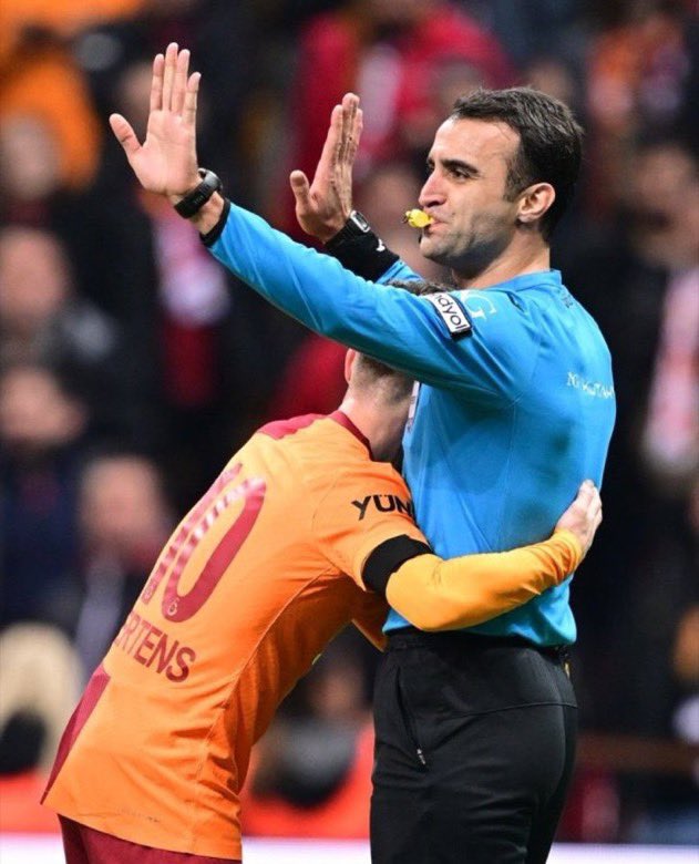 💥 Süper Lig'de 10. Hafta itibariyle 6 farklı hakem yorumcusuna göre, hakem hatasıyla kazanılan puanlar:

⚡️ +7 puan - Galatasaray
⚡️ 0 puan - Fenerbahçe
⚡️ -2 puan - Beşiktaş

📢 Olması gereken puan durumu:

⚡️ 22 - Beşiktaş
⚡️ 20 - Fenerbahçe
⚡️ 18 - Galatasaray