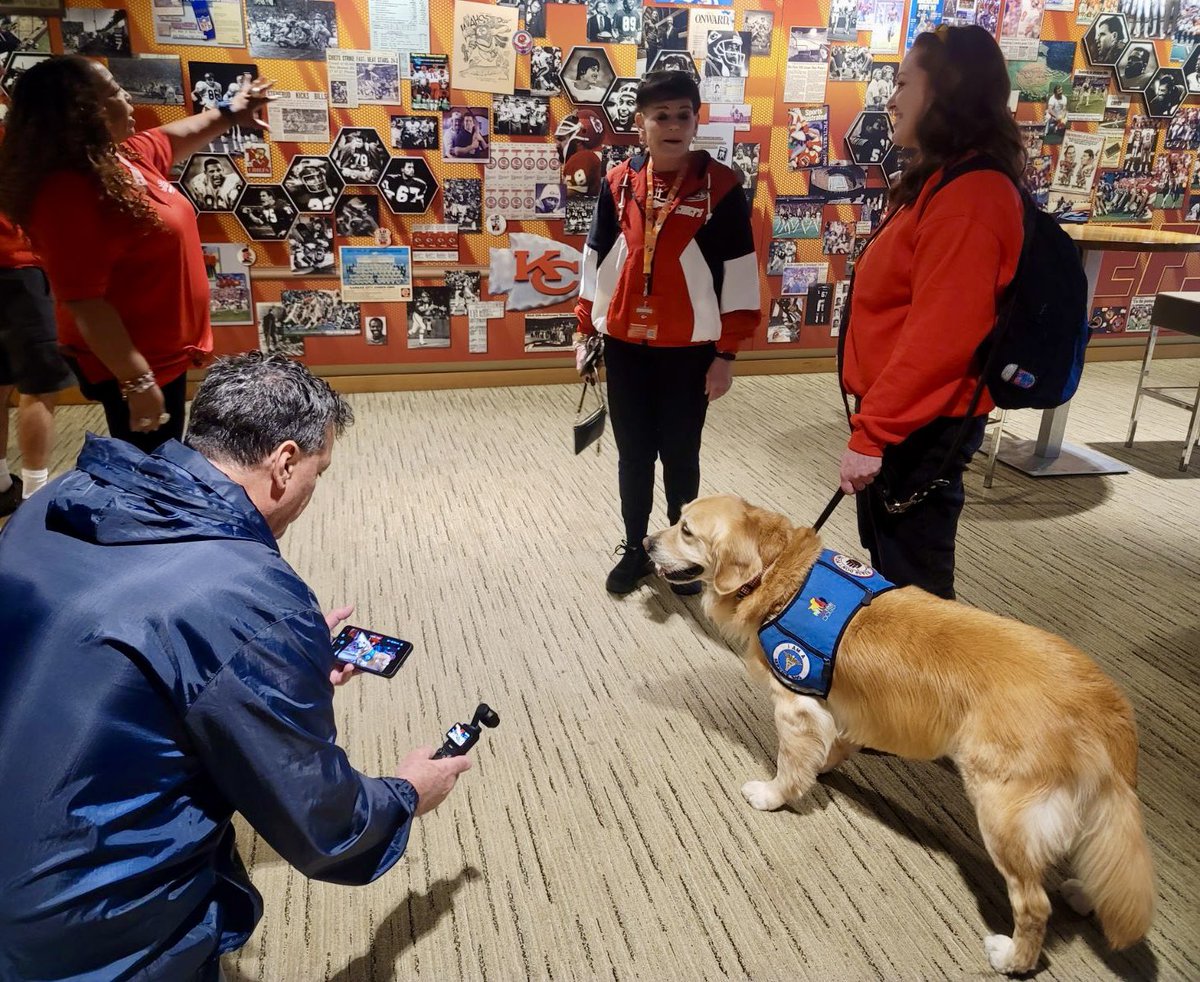 ServiceRudy's tweet photo. @IowaPBS @Chiefs @PatrickMahomes @StoneColdJones @Chiefs @DeafinitelyDogs https://t.co/6pE7aufmJ0