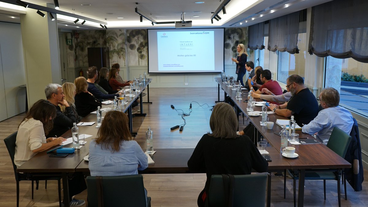 CambraBCN's tweet photo. La #CambraBCN reuneix una quinzena d'equips municipals per explorar les tendències comercials emergents a Barcelona.

🛍️ Durant la trobada s'han visitat diferents comerços del centre de la ciutat per conèixer exemples en primera persona.

https://t.co/DlUtDRuiKg https://t.co/DtQN4lsdnQ