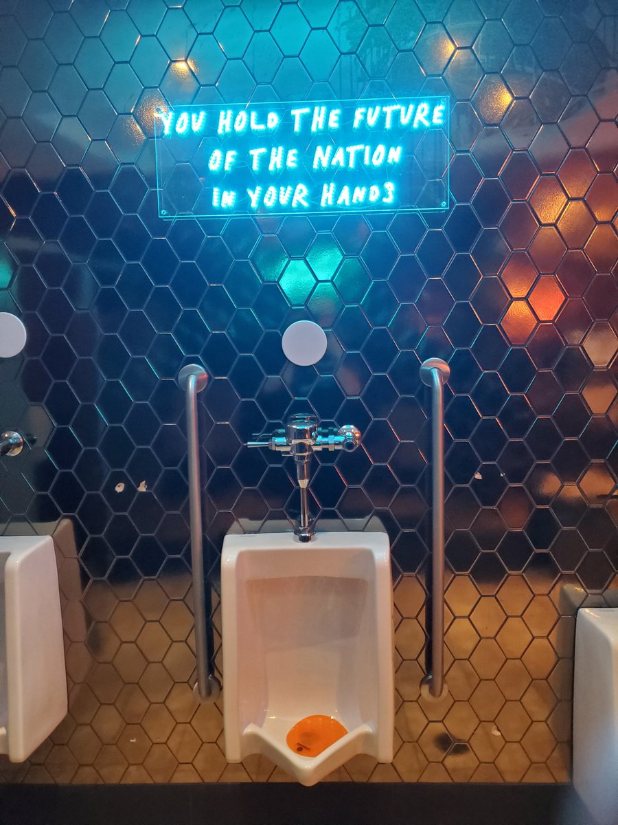 Restoranın tuvaletinde rast geldim. "It's dangerous to go alone, take this" etkisi yarattı bende.