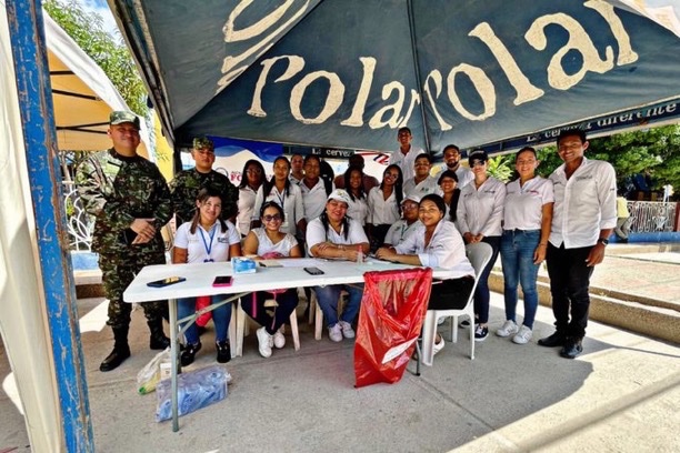 COL_EJERCITO's tweet photo. Con la campaña 'Nuestro compromiso es el medio ambiente’, soldados del @Ejercito_CAAID se unieron a la gran jornada de recolección de residuos posconsumo en #LaGuajira. 

Desde Fonseca, con #FeEnColombia apoyaron esta iniciativa que busca mitigar los efectos que generan estos desechos en el medio ambiente. 

#CustodiosDelMedioAmbiente.