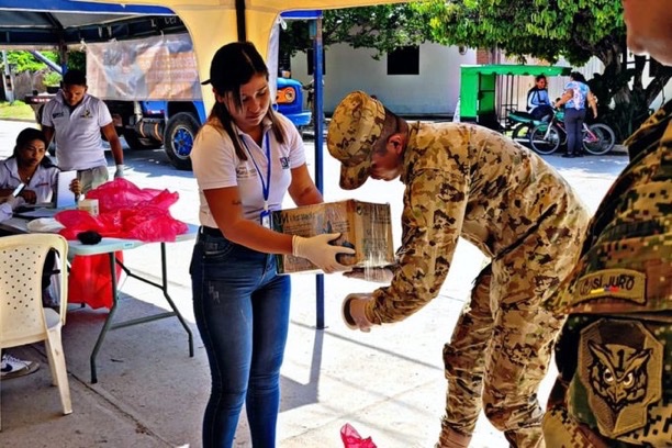 COL_EJERCITO's tweet photo. Con la campaña 'Nuestro compromiso es el medio ambiente’, soldados del @Ejercito_CAAID se unieron a la gran jornada de recolección de residuos posconsumo en #LaGuajira. 

Desde Fonseca, con #FeEnColombia apoyaron esta iniciativa que busca mitigar los efectos que generan estos desechos en el medio ambiente. 

#CustodiosDelMedioAmbiente.