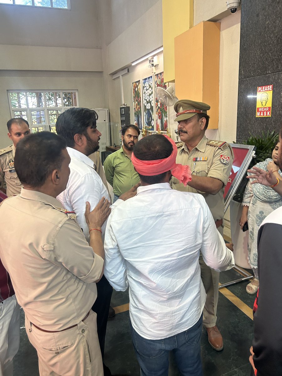 ShishantBhati's tweet photo. दिल्ली पब्लिक स्कूल पर आज आरटीई के तहत एडमिशन देने से मना करने पर घेराव किया और समस्या का हल करवाया@CMOfficeUP @ChiefSecy_UP @dpradhanbjp @bhati_mahkar @1shivtyagi @sudhirkmr6931 @vinodsharmanbt https://t.co/IOEFMRlao6