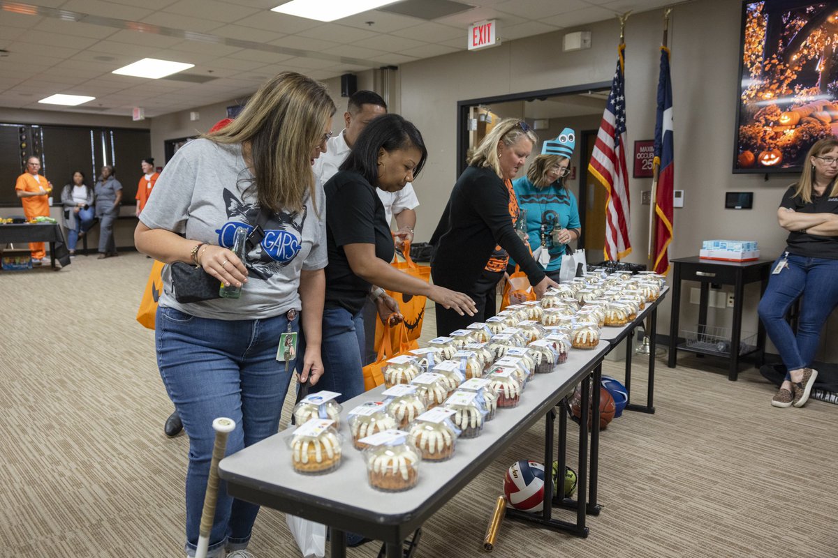 🎃 A Spooktacular Visit! 🎃 Principals from across the district stopped by the Harris Hill Administration Building for some trick-or-treating fun as we celebrate Principal Appreciation Month. Thanks to our amazing principals for all the sweet things they do for our schools! 🍬👻
