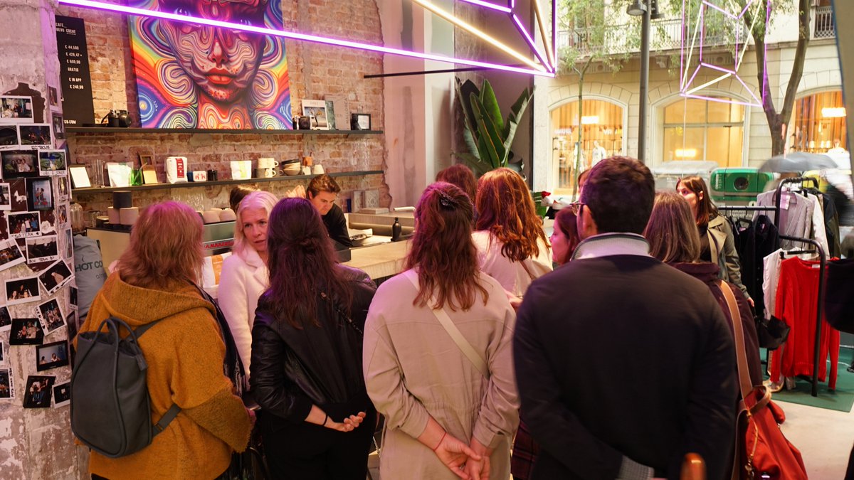 CambraBCN's tweet photo. La #CambraBCN reuneix una quinzena d'equips municipals per explorar les tendències comercials emergents a Barcelona.

🛍️ Durant la trobada s'han visitat diferents comerços del centre de la ciutat per conèixer exemples en primera persona.

https://t.co/DlUtDRuiKg https://t.co/DtQN4lsdnQ