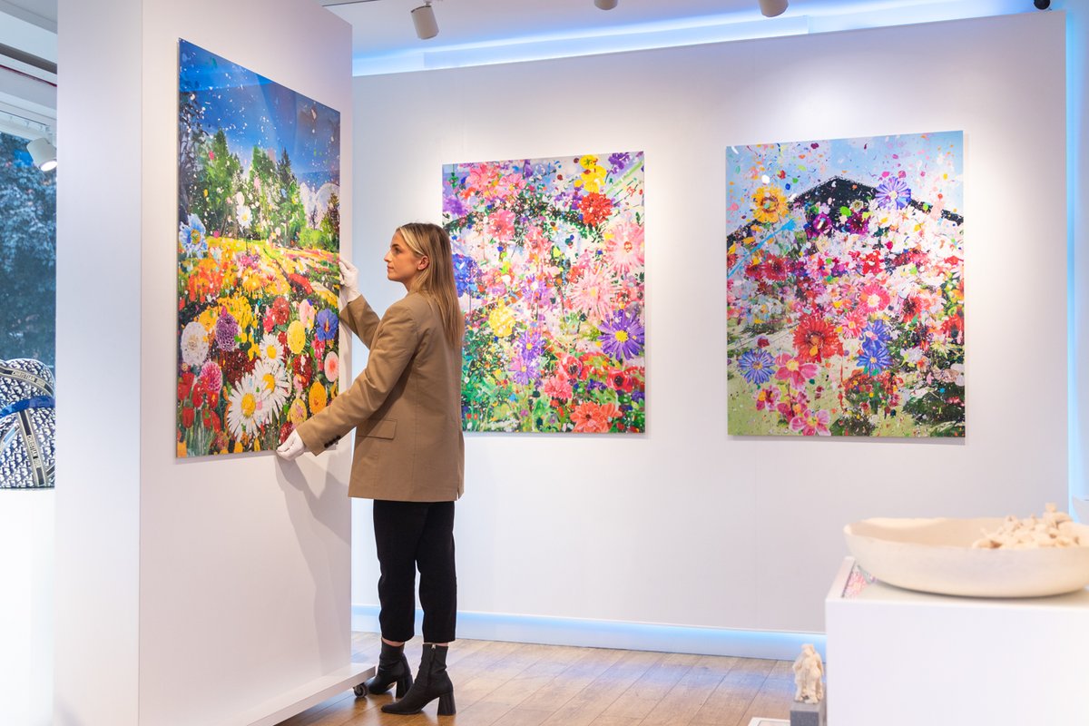 With the power to brighten any room, Damien Hirst's "The Secrets" can help you combat these dark nights 🌸

Bold, colourful pieces, printed on aluminium composite panels and hand signed by the artist; now available at the Artmarket Gallery.

📧 gallery@artmarket.co.uk