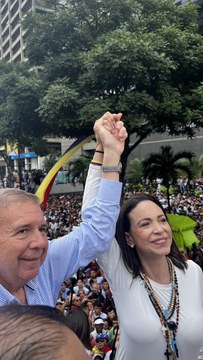 Millones de luces que, el 28 de julio, se transformaron en millones de votos exigiendo cambio. 

Tres meses después de este grito cívico, nuestro compromiso sigue intacto. 

Persecuciones, torturas, detenciones arbitrarias, niños detenidos, personas enfermas en las cárceles,
