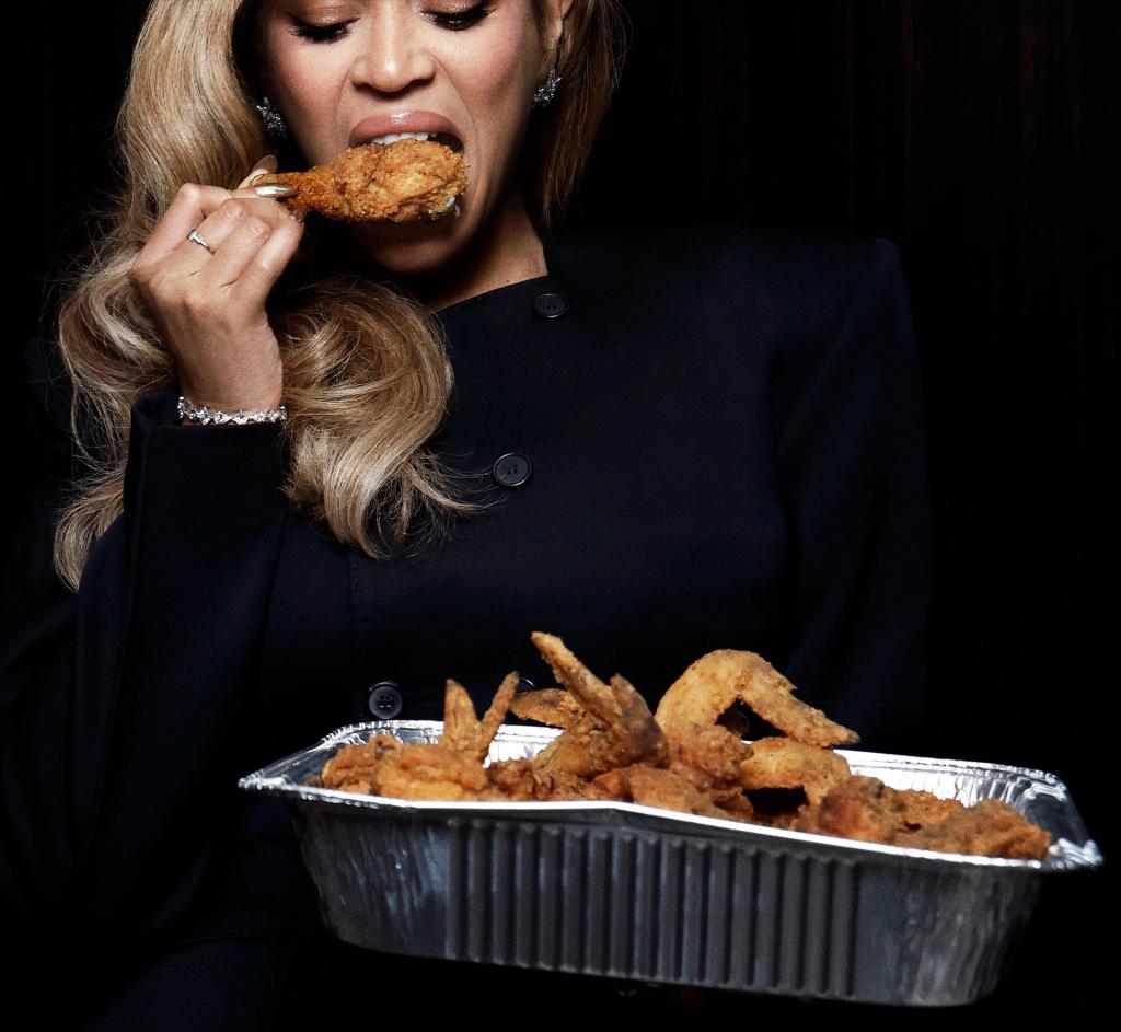 iiwasinthee212's tweet image. LIKE FOR FUCKS SAKE. IF THIS IS NOT GIVING HUMILIATION RITUAL I DONT KNOW WHAT ELSE TO CALL IT. WHY MY BITCH COULDNT BE ENJOYING A LOVELY POKÉ BOWL OR A NICE SALAD?? FRIED FUCKING CHICKEN YALL???
 BEYONCE IS DEF ON THEM TAPES WITH THE STRAP-ON POWER DRILLING ALL THE GWORLZ DEEP…