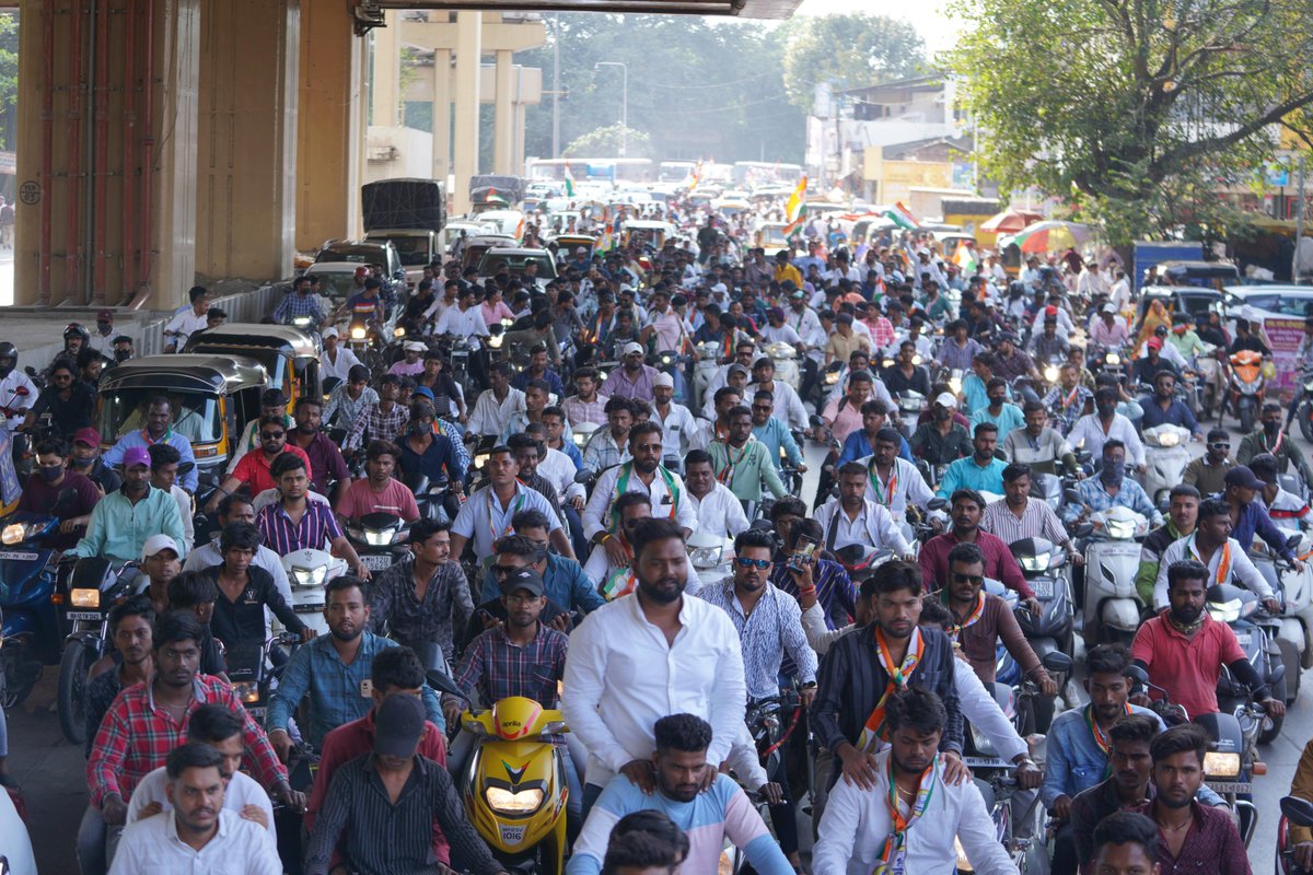 aaplasurendra's tweet photo. वडगावशेरी मतदारसंघात वाजणार, गाजणार, घुमणार विजयाची तुतारी!

आज वडगावशेरी विधानसभा मतदारसंघाचे महाविकास आघाडीचे अधिकृत उमेदवार 'मा. श्री. बापूसाहेब पठारे' यांच्या उमेदवारी अर्ज दाखल करण्यासाठी आयोजित केलेल्या रॅलीत सहभागी झालो. रॅलीच्या निमित्ताने जमलेला जनसमुदाय मा. श्री. बापूसाहेब पठारे यांच्या विजयाची साक्ष देणाराच होता.
३०-३५ वर्षांचा राजकीय-सामाजिक अनुभव असलेल्या आप्पांवरचे मतदार नागरिक बांधवांचे प्रेम आणि विश्वास आज या रॅलीच्या माध्यमातून दिसून येत होते. महाविकास आघाडीचा विजय असो, या ललकारासह संपूर्ण वातावरण दणाणून गेले होते. अर्ज दाखल करत असताना रॅलीदरम्यान, आप्पांनी सर्वांना संबोधित केले. ‘विजय आपलाच आहे’, असे म्हणत त्यांनी आम्हा सर्वांमध्ये विश्वास भरला.
आप्पांनी उमेदवारी अर्ज यशस्वीरीत्या दाखल करण्यात आला असून, नागरिकांना आवाहन आहे, की येत्या २० नोव्हेंबर रोजी आपले बहुमूल्य मत ‘तुतारी वाजवणारा माणूस’ या चिन्हाला द्या.
निवडणूक निर्णय अधिकारी सचिन बारवकर यांच्याकडे अर्ज दाखल केला. यावेळी प्रकाशआप्पा म्हस्के, भिमराव गलांडे, शिवसेना शहर प्रमुख संजय मोरे, माजी नगरसेवक महेंद्र पठारे, महादेव पठारे, किशोर विटकर, भैय्यासाहेब जाधव, सुनील मलके, राजेंद्र शिरसाठ, सुनिल गोगले, सचिन भगत, सागर माळकर, मा. नगरसेविका संगीता देवकर, संजीला पठारे, राजू ठोंबरे, रमेश सकट, विल्सन चंदेवळ, आनंद गोयल, नितीन भुजबळ, शांताराम खलसे, राजेंद्र खांदवे, आशिष माने, शैलेश राजगुरू, राजेंद्र उमाप, नानासाहेब नलावडे, संतोष भरणे, राहुल शिरसाठ, आम आदमी पक्षाचे अमित म्हस्के, आरपीआयचे सचिन खरात यांसह राष्ट्रवादी कॉंग्रेस पार्टी शरदचंद्र पवार, कॉंग्रेस, शिवसेना उद्धव बाळासाहेब ठाकरे, रिपब्लिकन पक्ष (सचिन खरात गट) व इतर घटक पक्षांच्या महाविकास आघाडीचे पदाधिकारी व कार्यकर्ते यावेळी उपस्थित होते.
#mlabapusahebpathare #surendrapathare #Vadgonsheri #Tutari #pawarsaheb #MVA #Pune #NCPSP #pawarsaheb #vidhansabhaelection2024