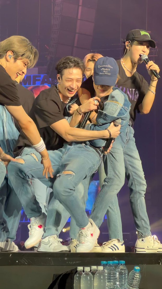 loveSTAY_08's tweet photo. you may love hyunjin, but stray kids love him more https://t.co/wnR3AzQSYm