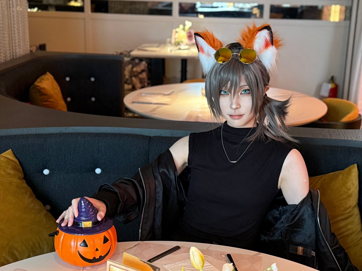 Kayla_Liang_KK's tweet photo. Look who this is？ 🦊
When Mysta comes to Vox and Luca's dinner party. 
#MystArt #cosplay https://t.co/HFWpT05XdR