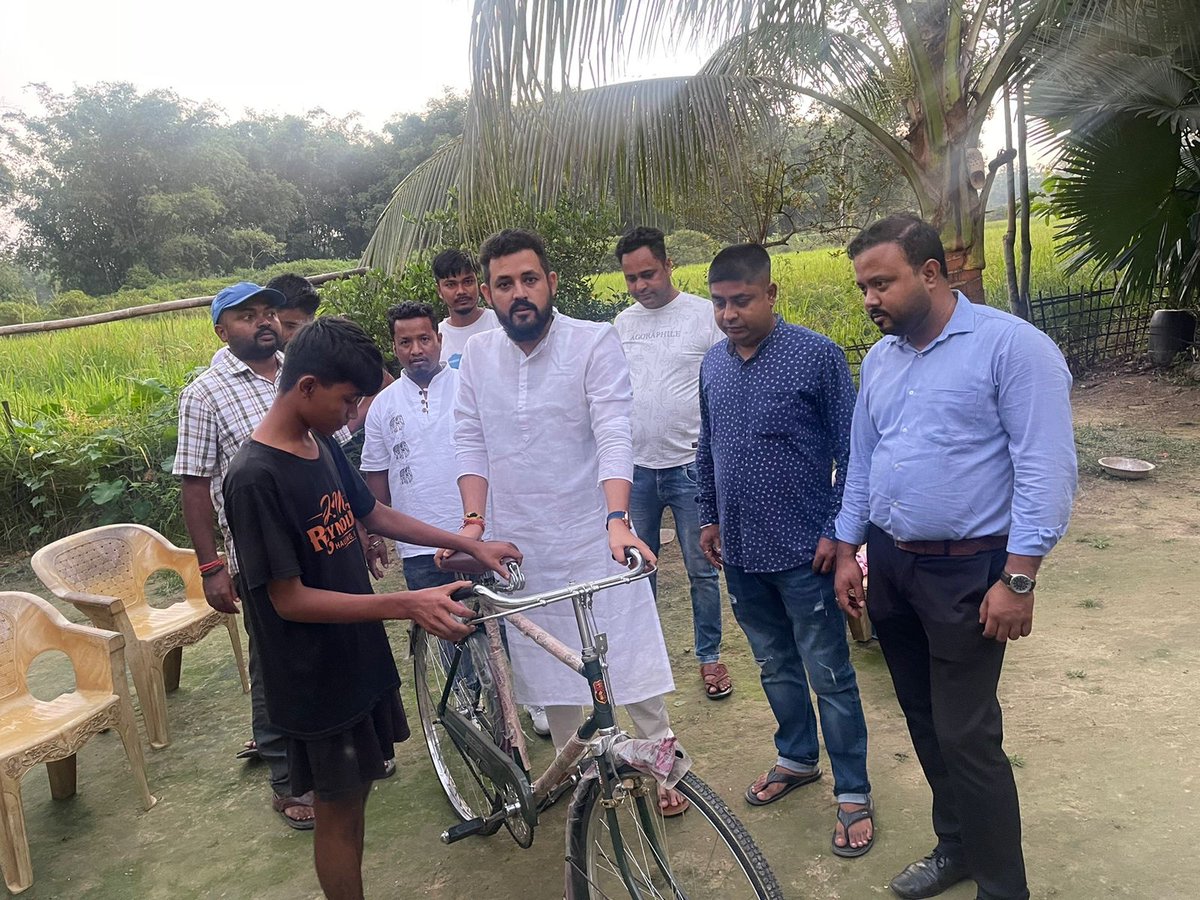 JyotiSankor's tweet photo. ভাল লগা কামবিলাক সদায় কৰি যাবলৈ চেষ্টা কৰিছিলোঁ আৰু কৰি যাম ৷ এগৰাকী শিক্ষাৰ্থীৰ হাতত প্ৰয়োজনীয় বস্তু এপদ তুলি দিব পাৰিলে মনত সুখ আৰু আনন্দ পাওঁ ৷ সেই বাবে আজি টেঙাখাতৰ শেনচোৱা অঞ্চলৰ কেইগৰাকীমান শিক্ষাৰ্থীৰ হাতত শৈক্ষিক যাত্ৰাত সুবিধা হোৱাকৈ একোখনকৈ চাইকেল প্ৰদান কৰোঁ ৷ https://t.co/yOqS4FO3OY