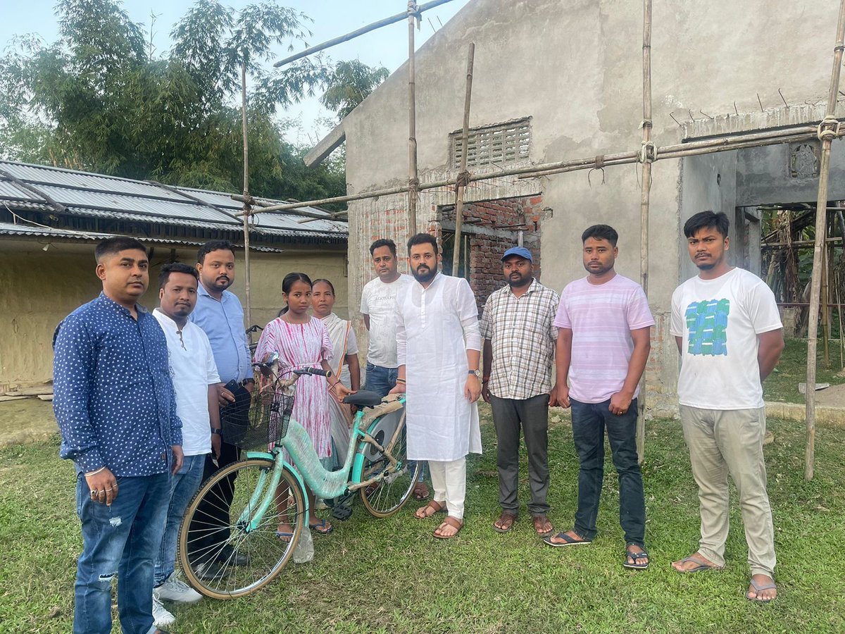 JyotiSankor's tweet photo. ভাল লগা কামবিলাক সদায় কৰি যাবলৈ চেষ্টা কৰিছিলোঁ আৰু কৰি যাম ৷ এগৰাকী শিক্ষাৰ্থীৰ হাতত প্ৰয়োজনীয় বস্তু এপদ তুলি দিব পাৰিলে মনত সুখ আৰু আনন্দ পাওঁ ৷ সেই বাবে আজি টেঙাখাতৰ শেনচোৱা অঞ্চলৰ কেইগৰাকীমান শিক্ষাৰ্থীৰ হাতত শৈক্ষিক যাত্ৰাত সুবিধা হোৱাকৈ একোখনকৈ চাইকেল প্ৰদান কৰোঁ ৷ https://t.co/yOqS4FO3OY