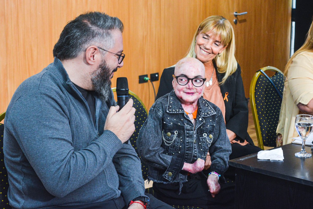 🙌🏽 En el marco del Día Mundial de la Piel de Cristal realizamos una jornada para visibilizar y comprender sobre la Epidermólisis Bullosa Distrófica (EB).

👉🏽 Los vecinos pudieron oír la historia de la influencer Julieta Maldonado, una joven cordobesa que vive con esta enfermedad.