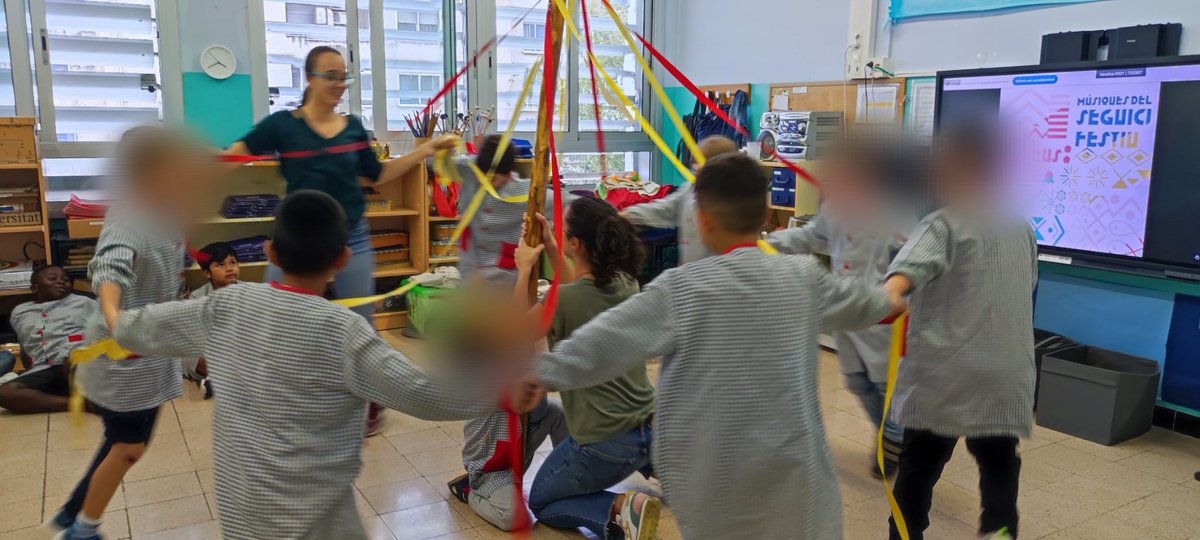 A 3r hem treballat els Balls del Seguici Festiu, per donar un bon final a la Situació d'Aprenentatge, la Maite i l'Anna de la Coordinadora de Danses Tradicionals de Reus ens han explicat moltes coses dels Balls de Cercolets i Gitanes.
#ADNprim #transformacióeducativa #tradicio