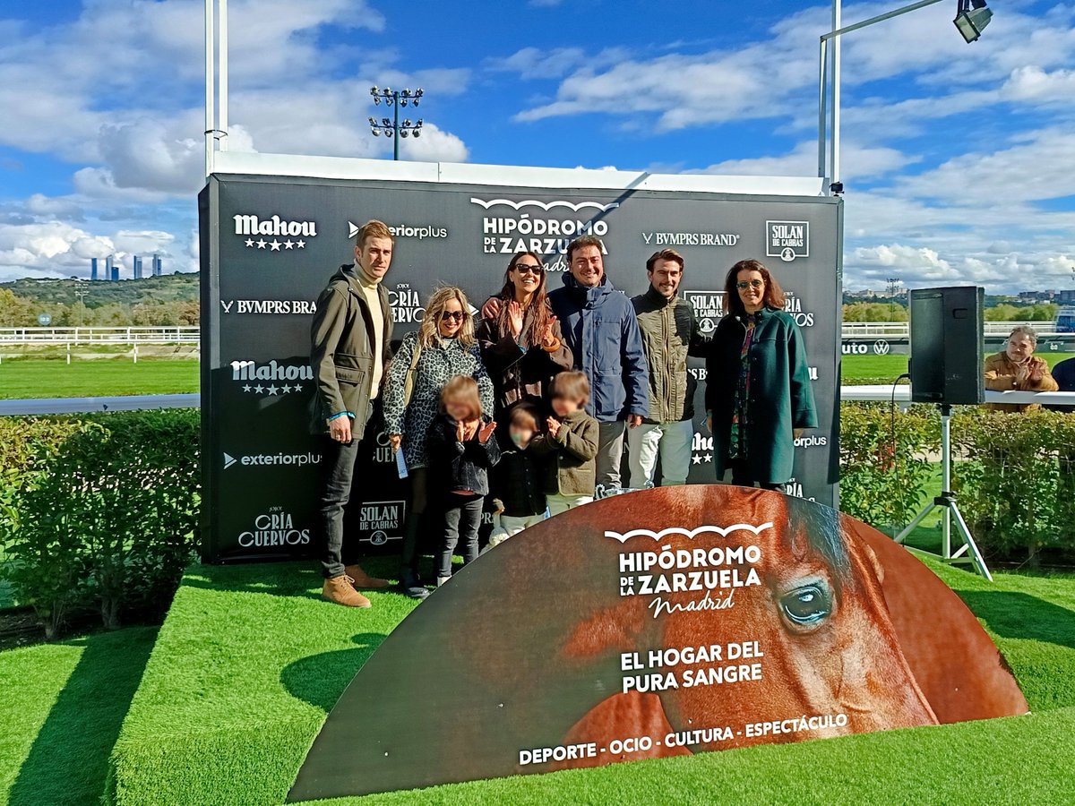 Se cumple el 5º aniversario de nuestra colaboración con el Hipódromo de la Zarzuela. Cinco años de apoyo a una de las instituciones deportivas más importantes y que hemos celebrado con la entrega del Trofeo Victoria Eugenia disputado este pasado fin de semana.