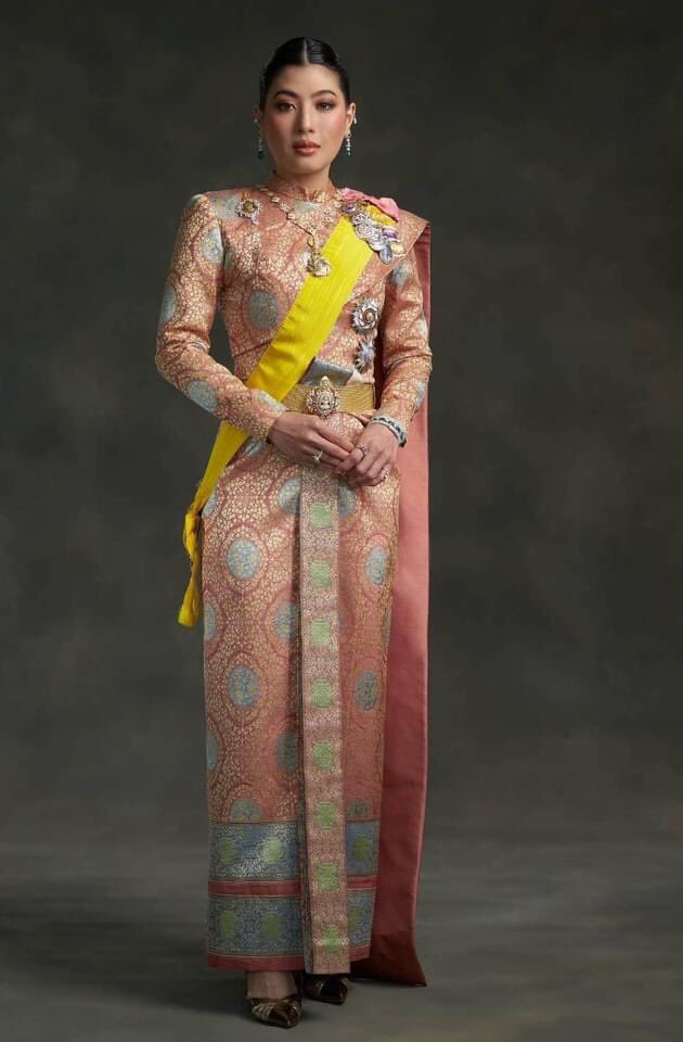 Tv5hdOnline's tweet photo. สมเด็จพระเจ้าลูกเธอ เจ้าฟ้าสิริวัณณวรี กับฉลองพระองค์ชุดไทยศิวาลัย
.
ฉลองพระองค์ชุดไทยศิวาลัย สมเด็จพระเจ้าลูกเธอ เจ้าฟ้าสิริวัณณวรี ในพระราชพิธีมหามงคลทางชลมารค
.
เนื่องในโอกาสมหามงคลเฉลิมพระชนมพรรษา 6 รอบ 28 กรกฎาคม 2567 พระบาทสมเด็จพระเจ้าอยู่หัว และสมเด็จพระนางเจ้าฯ พระบรมราชินี ได้เสด็จพระราชดำเนินทรงบำเพ็ญพระราชกุศลถวายผ้าพระกฐิน ณ วัดอรุณราชวรารามราชวรมหาวิหาร ในวันที่ 27 ตุลาคม พ.ศ. 2567 โดยมีการจัดขบวนพยุหยาตราทางชลมารคอย่างสง่างาม
.
สมเด็จพระเจ้าลูกเธอ เจ้าฟ้าสิริวัณณวรี นารีรัตนราชกัญญา ทรงฉลองพระองค์ ชุดไทยศิวาลัย อันเป็นเอกลักษณ์ ด้วยผ้ายกดิ้นทองลายฝาบาตร สอดไหมสีที่ละเอียดอ่อนและวิจิตร ซึ่งชุดนี้ได้รับการออกแบบและตัดเย็บโดย นายธีระพันธ์ วรรณรัตน์ ศิลปินแห่งชาติสาขาทัศนศิลป์ (การออกแบบแฟชั่น) ชุดไทยศิวาลัยนี้มีความหมายเชิงสัญลักษณ์และเป็นการผสมผสานความงดงามแบบไทยโบราณกับความร่วมสมัย
.
ชุดไทยศิวาลัยเป็นหนึ่งในชุดประจำชาติที่งดงาม ประกอบด้วยเสื้อทรงกระบอก แขนยาว และสไบที่ทิ้งตัวสวยงาม ตัวผ้าได้รับการถักทอจากผ้ายกดิ้นทองลายฝาบาตร ซึ่งเป็นผ้าทอที่หรูหรางดงามและมีมูลค่าสูง ผ้ายกดิ้นทองนั้นมักใช้ในงานพระราชพิธีหรือโอกาสพิเศษที่มีความสำคัญ
.
นอกจากนั้น การสอดไหมสีที่ชุดนี้ยังเพิ่มความงดงามและความวิจิตรให้แก่ผ้าอีกด้วย ทำให้ชุดนี้มีทั้งความเป็นไทยดั้งเดิม และแสดงถึงความเป็นเอกลักษณ์เฉพาะตัวของสมเด็จพระเจ้าลูกเธอ เจ้าฟ้าสิริวัณณวรี ในการส่งเสริมและอนุรักษ์วัฒนธรรมไทยอย่างต่อเนื่อง
.
นายธีระพันธ์ วรรณรัตน์ ศิลปินแห่งชาติสาขาทัศนศิลป์ (การออกแบบแฟชั่น) ได้รับเกียรติให้เป็นผู้สร้างสรรค์ฉลองพระองค์ในโอกาสสำคัญนี้ ผลงานของท่านเป็นการผสมผสานระหว่างศิลปะไทยโบราณและความประณีตในการออกแบบแฟชั่นสมัยใหม่ ซึ่งสอดรับกับพระราชกรณียกิจของสมเด็จพระเจ้าลูกเธอ เจ้าฟ้าสิริวัณณวรี ที่ทรงสนับสนุนงานศิลปะและแฟชั่นของไทยในระดับสากล
.
ภาพ : เพจ HRH Princess Sirivannavari Nariratana Rajakanya
.
#สมเด็จพระเจ้าลูกเธอเจ้าฟ้าสิริวัณณวรี #ชุดไทยศิวาลัย #ผ้ายกดิ้นทอง #ขบวนพยุหยาตราทางชลมารค
#ถวายผ้าพระกฐิน #วัดอรุณราชวราราม #พระราชพิธีมหามงคล #เฉลิมพระชนมพรรษา6รอบ #อนุรักษ์ศิลปวัฒนธรรมไทย #ธีระพันธ์วรรณรัตน์ #ศิลปินแห่งชาติ #ไทยร่วมสมัย