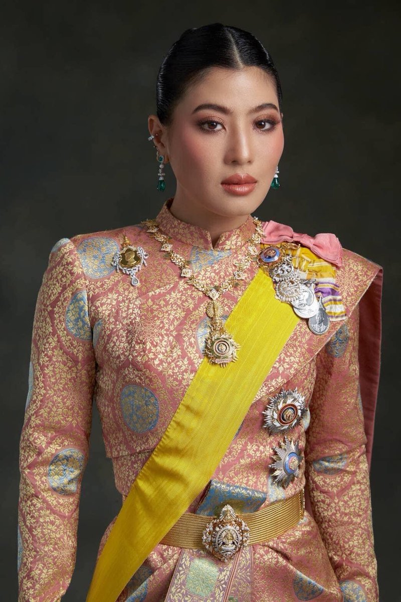 Tv5hdOnline's tweet photo. สมเด็จพระเจ้าลูกเธอ เจ้าฟ้าสิริวัณณวรี กับฉลองพระองค์ชุดไทยศิวาลัย
.
ฉลองพระองค์ชุดไทยศิวาลัย สมเด็จพระเจ้าลูกเธอ เจ้าฟ้าสิริวัณณวรี ในพระราชพิธีมหามงคลทางชลมารค
.
เนื่องในโอกาสมหามงคลเฉลิมพระชนมพรรษา 6 รอบ 28 กรกฎาคม 2567 พระบาทสมเด็จพระเจ้าอยู่หัว และสมเด็จพระนางเจ้าฯ พระบรมราชินี ได้เสด็จพระราชดำเนินทรงบำเพ็ญพระราชกุศลถวายผ้าพระกฐิน ณ วัดอรุณราชวรารามราชวรมหาวิหาร ในวันที่ 27 ตุลาคม พ.ศ. 2567 โดยมีการจัดขบวนพยุหยาตราทางชลมารคอย่างสง่างาม
.
สมเด็จพระเจ้าลูกเธอ เจ้าฟ้าสิริวัณณวรี นารีรัตนราชกัญญา ทรงฉลองพระองค์ ชุดไทยศิวาลัย อันเป็นเอกลักษณ์ ด้วยผ้ายกดิ้นทองลายฝาบาตร สอดไหมสีที่ละเอียดอ่อนและวิจิตร ซึ่งชุดนี้ได้รับการออกแบบและตัดเย็บโดย นายธีระพันธ์ วรรณรัตน์ ศิลปินแห่งชาติสาขาทัศนศิลป์ (การออกแบบแฟชั่น) ชุดไทยศิวาลัยนี้มีความหมายเชิงสัญลักษณ์และเป็นการผสมผสานความงดงามแบบไทยโบราณกับความร่วมสมัย
.
ชุดไทยศิวาลัยเป็นหนึ่งในชุดประจำชาติที่งดงาม ประกอบด้วยเสื้อทรงกระบอก แขนยาว และสไบที่ทิ้งตัวสวยงาม ตัวผ้าได้รับการถักทอจากผ้ายกดิ้นทองลายฝาบาตร ซึ่งเป็นผ้าทอที่หรูหรางดงามและมีมูลค่าสูง ผ้ายกดิ้นทองนั้นมักใช้ในงานพระราชพิธีหรือโอกาสพิเศษที่มีความสำคัญ
.
นอกจากนั้น การสอดไหมสีที่ชุดนี้ยังเพิ่มความงดงามและความวิจิตรให้แก่ผ้าอีกด้วย ทำให้ชุดนี้มีทั้งความเป็นไทยดั้งเดิม และแสดงถึงความเป็นเอกลักษณ์เฉพาะตัวของสมเด็จพระเจ้าลูกเธอ เจ้าฟ้าสิริวัณณวรี ในการส่งเสริมและอนุรักษ์วัฒนธรรมไทยอย่างต่อเนื่อง
.
นายธีระพันธ์ วรรณรัตน์ ศิลปินแห่งชาติสาขาทัศนศิลป์ (การออกแบบแฟชั่น) ได้รับเกียรติให้เป็นผู้สร้างสรรค์ฉลองพระองค์ในโอกาสสำคัญนี้ ผลงานของท่านเป็นการผสมผสานระหว่างศิลปะไทยโบราณและความประณีตในการออกแบบแฟชั่นสมัยใหม่ ซึ่งสอดรับกับพระราชกรณียกิจของสมเด็จพระเจ้าลูกเธอ เจ้าฟ้าสิริวัณณวรี ที่ทรงสนับสนุนงานศิลปะและแฟชั่นของไทยในระดับสากล
.
ภาพ : เพจ HRH Princess Sirivannavari Nariratana Rajakanya
.
#สมเด็จพระเจ้าลูกเธอเจ้าฟ้าสิริวัณณวรี #ชุดไทยศิวาลัย #ผ้ายกดิ้นทอง #ขบวนพยุหยาตราทางชลมารค
#ถวายผ้าพระกฐิน #วัดอรุณราชวราราม #พระราชพิธีมหามงคล #เฉลิมพระชนมพรรษา6รอบ #อนุรักษ์ศิลปวัฒนธรรมไทย #ธีระพันธ์วรรณรัตน์ #ศิลปินแห่งชาติ #ไทยร่วมสมัย