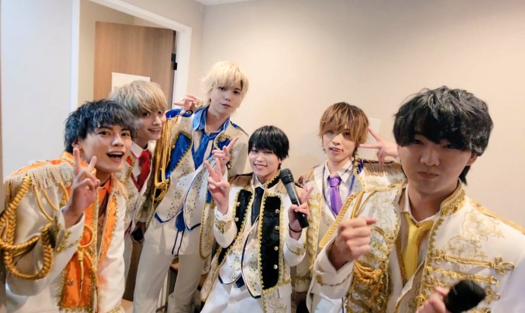 本日は愛しーすりーありがとうございました！！
久しぶりのメンツたくさんいて懐かしすぎた!
後から写真見返してビジュに絶望しましたがMCで笑いを取れたので満足！！

4年ぶりに会いに来てくれた人も本当にありがとう！
黄色いサイリウム見えて安心しました！

明日から仕事……頑張ります…