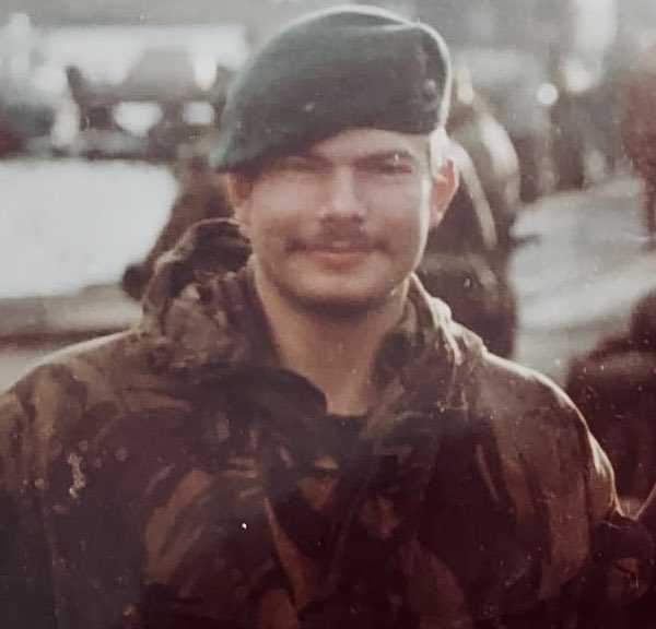 AlastairBruce_'s tweet image. It’s the 360th birthday of the  @RoyalMarines today! 

My tribute to ‘The Corps’, through 3 of my ‘bootneck’ friends

🌍&amp;amp;Laurel #PerMarePerTerram