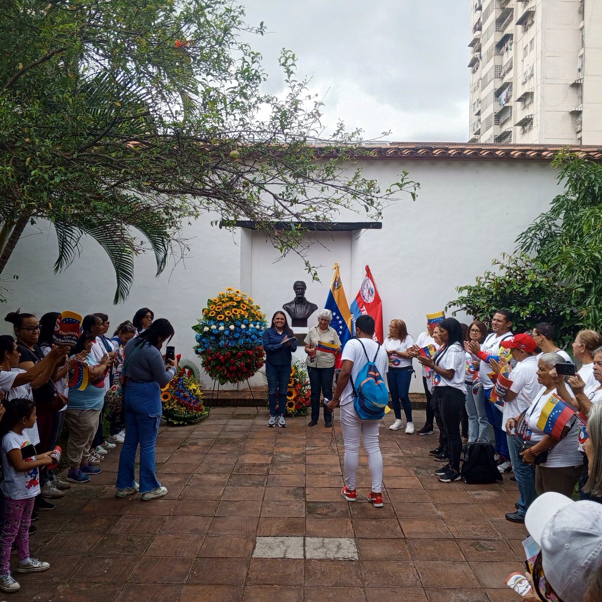 ¡19 años Libres de Analfabetismo!

Nuestros Misioneros y Misioneras rendimos honores al Maestro Simón Rodríguez en sus 255 años de su natalicio en la Histórica Casa Cuadra de Bolivar en Caracas celebrando a la Patria Libre de Analfabetismo.

<a href="/NicolasMaduro/">Nicolás Maduro</a> 
@MPPEDUCACION