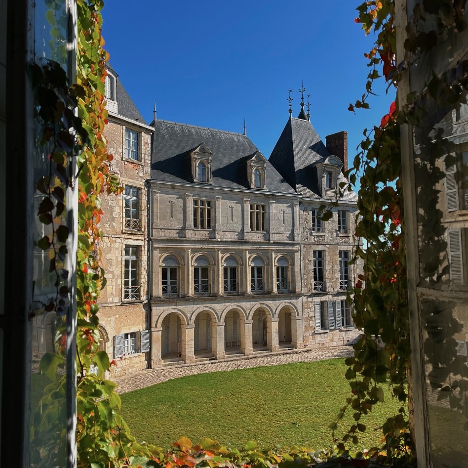 MyLoireValley's tweet photo. L'automne s'installe au château de Saint-Brisson sur Loire... 🍁
Située aux confins du Berry et aux portes de l'Orléanais, cette forteresse est à explorer en famille. ✨
Crédits 📸 : ©chateaudesaintbrisson (sur Instagram)
#saintbrisson #chateaudesaintbrisson #valleedelaloire https://t.co/NkRCg08GJi