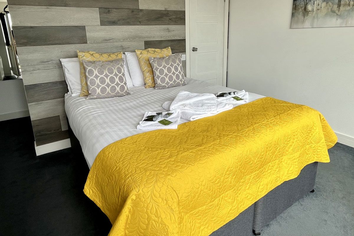 aroundaboutbrit's tweet image. 🌅 Offering panoramic views over Whitsand Bay, this stunning resort provides stylish, hotel-inspired bedroom suites—ideal for short stays or wedding guests. 🏖️✨

🏣 Hotel 
aroundaboutbritain.co.uk/Cornwall/372 

#CornwallRetreat #LuxuryHoliday #PanoramicViews #CornishCountryside #Cornwall