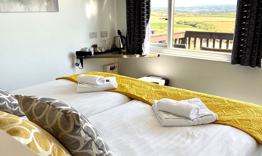 aroundaboutbrit's tweet image. 🌅 Offering panoramic views over Whitsand Bay, this stunning resort provides stylish, hotel-inspired bedroom suites—ideal for short stays or wedding guests. 🏖️✨

🏣 Hotel 
aroundaboutbritain.co.uk/Cornwall/372 

#CornwallRetreat #LuxuryHoliday #PanoramicViews #CornishCountryside #Cornwall