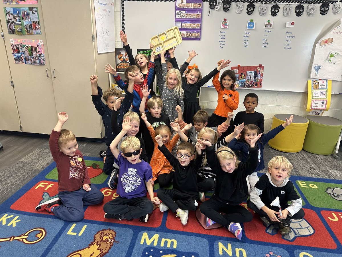 MissConnsClass's tweet image. Yay! We won the golden tray!! 🏆