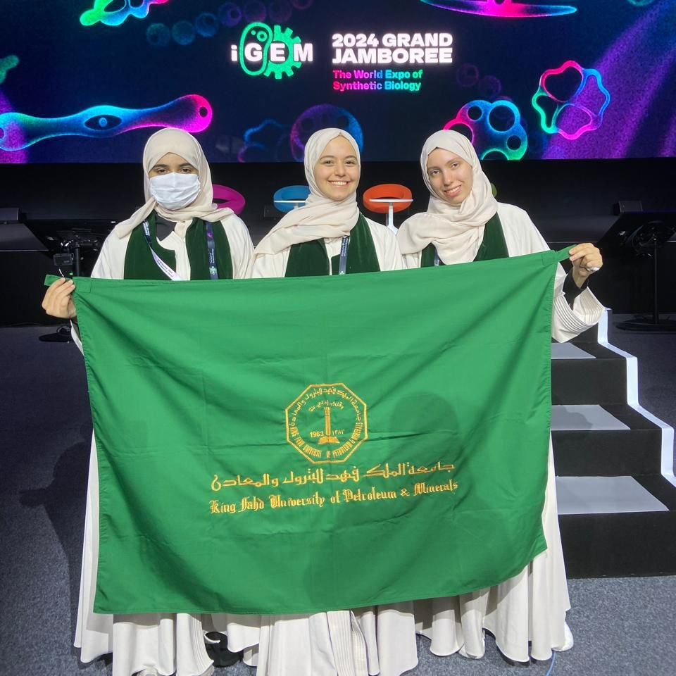 KFUPM's tweet photo. ضمن أكثر من 400 فريق طلابي من مختلف الجامعات العالمية، حققت طالبات قسم الهندسة الحيوية في #جامعة_الملك_فهد_للبترول_والمعادن إنجازًا مميزًا في مسابقة iGEM الدولية بفرنسا، والتي تُعدّ أكبر حدث في مجال علم الأحياء التركيبي، بحصولهنّ على إحدى الميداليات الفضية. قدّم الفريق علاجًا مبتكرًا لمشكلة مقاومة المضادات الحيوية من خلال ”هندسة ببتيدات مضادة للميكروبات“.

فخورون بطموح طلابنا وطالباتنا اللامحدود… مبارك لكن هذا الإنجاز المتميز!