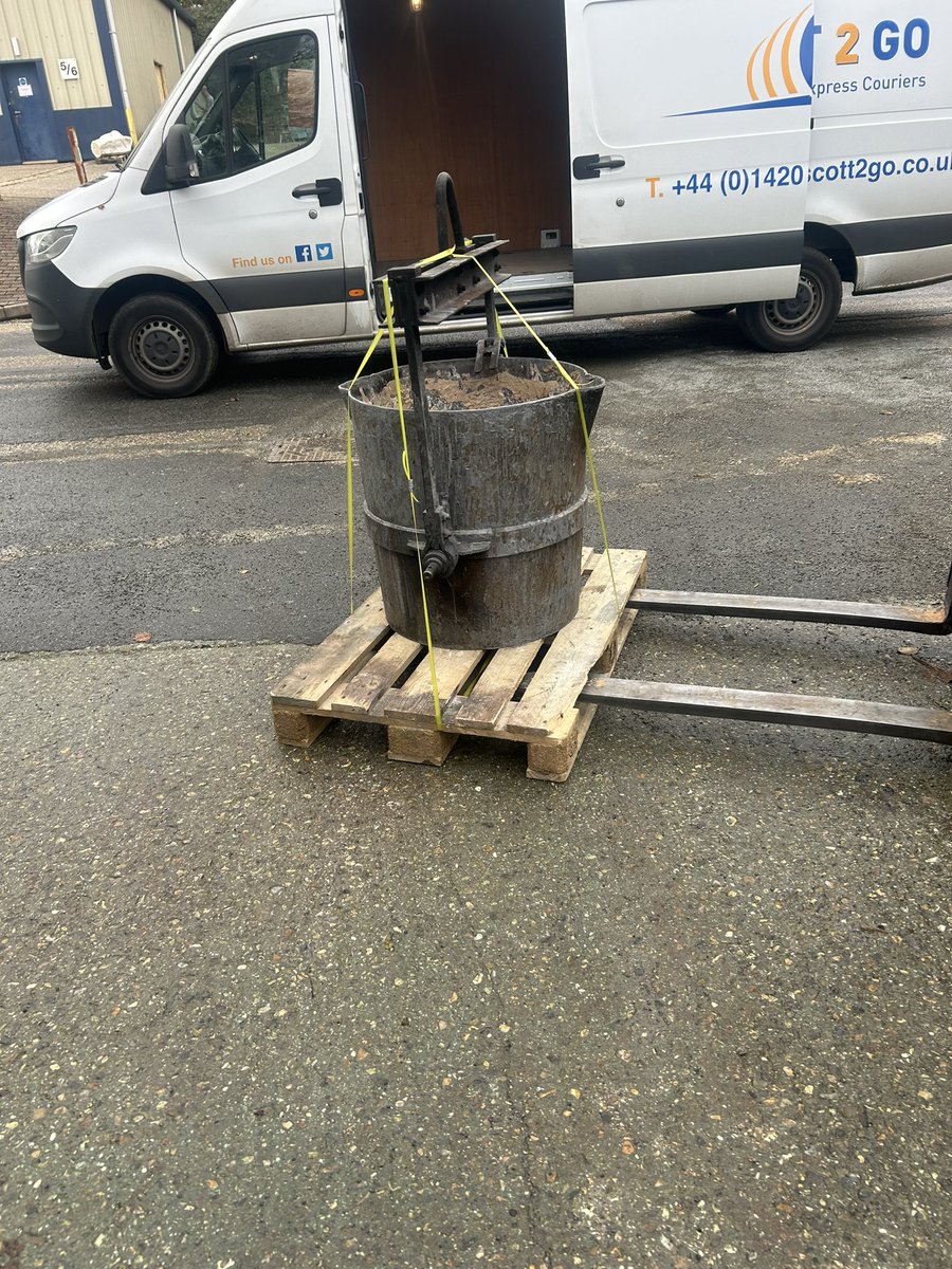 scott2gocourier's tweet image. Delighted to carry out this first job for a new customer today

Collected from #Lasham late on Friday afternoon, this near 300kg ladle was delivered to #Wednesbury by 12 noon  

#newcustomer #jobdone 😊