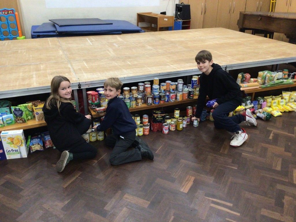 MonkwoodPrimary's tweet photo. 🌾 For our Harvest Festival, Monkwood’s School Council helped sort out the food items that we have been busy collecting for Harvest, and are donating to Rawmarsh Food Bank. 

Great work, well done everyone! 😁👏

#WeTakePrideInOurWork https://t.co/83ZZLL26Fl
