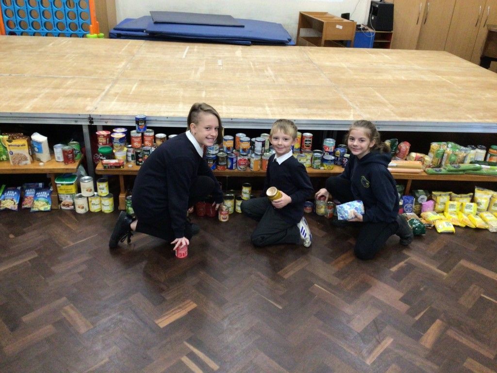 MonkwoodPrimary's tweet photo. 🌾 For our Harvest Festival, Monkwood’s School Council helped sort out the food items that we have been busy collecting for Harvest, and are donating to Rawmarsh Food Bank. 

Great work, well done everyone! 😁👏

#WeTakePrideInOurWork https://t.co/83ZZLL26Fl