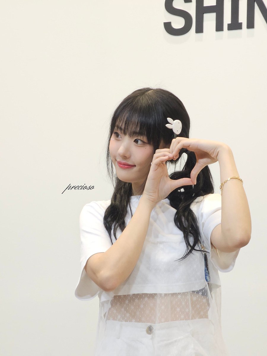 241027 케이팝스토어 히나 사진

 #qwer #큐더블유이알 #히나 #냥뇽녕냥 #hina @hapycb https://t.co/KNICBmrsTO